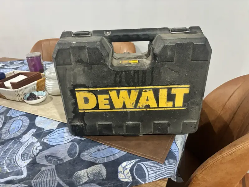 Taladro percutor DeWalt con estuche - 3