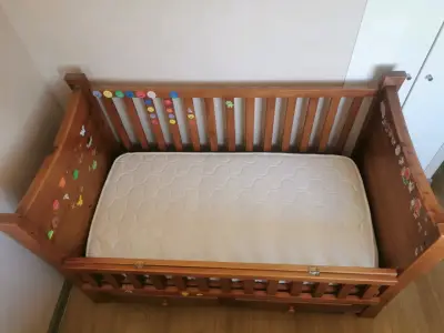 Cuna de madera con colchón y ropa de cama - miniatura 1