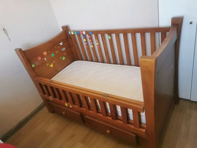 Cuna de madera con colchón y ropa de cama - 2