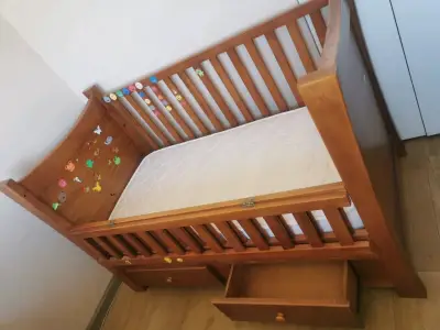 Cuna de madera con colchón y ropa de cama - miniatura 3