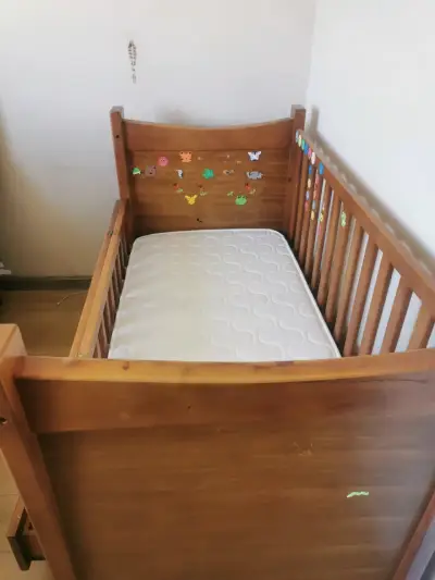 Cuna de madera con colchón y ropa de cama - miniatura 4