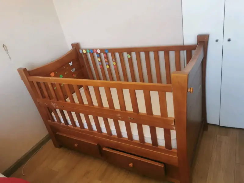 Cuna de madera con colchón y ropa de cama - 5