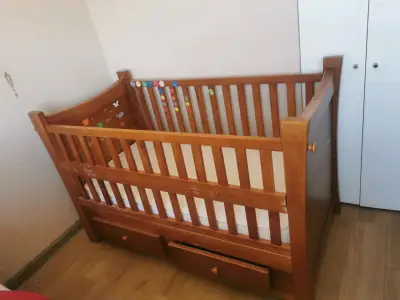 Cuna de madera con colchón y ropa de cama - miniatura 5