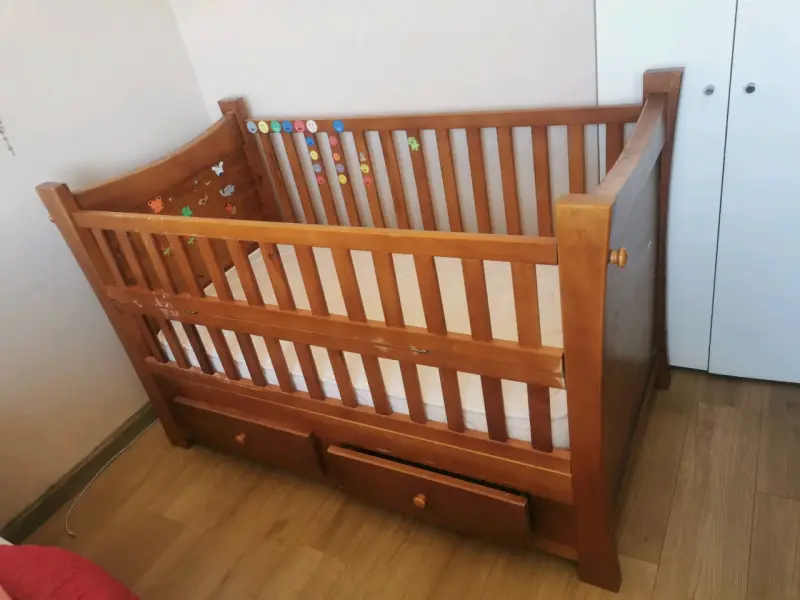 Cuna de madera con colchón y ropa de cama - 6