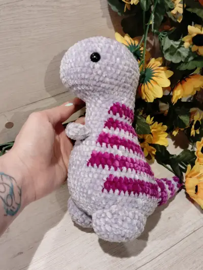 Dinosaurio de peluche tejido a mano - miniatura 1