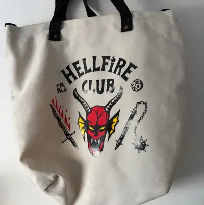 Bolso de tela Hellfire Club Stranger Things - miniatura 1