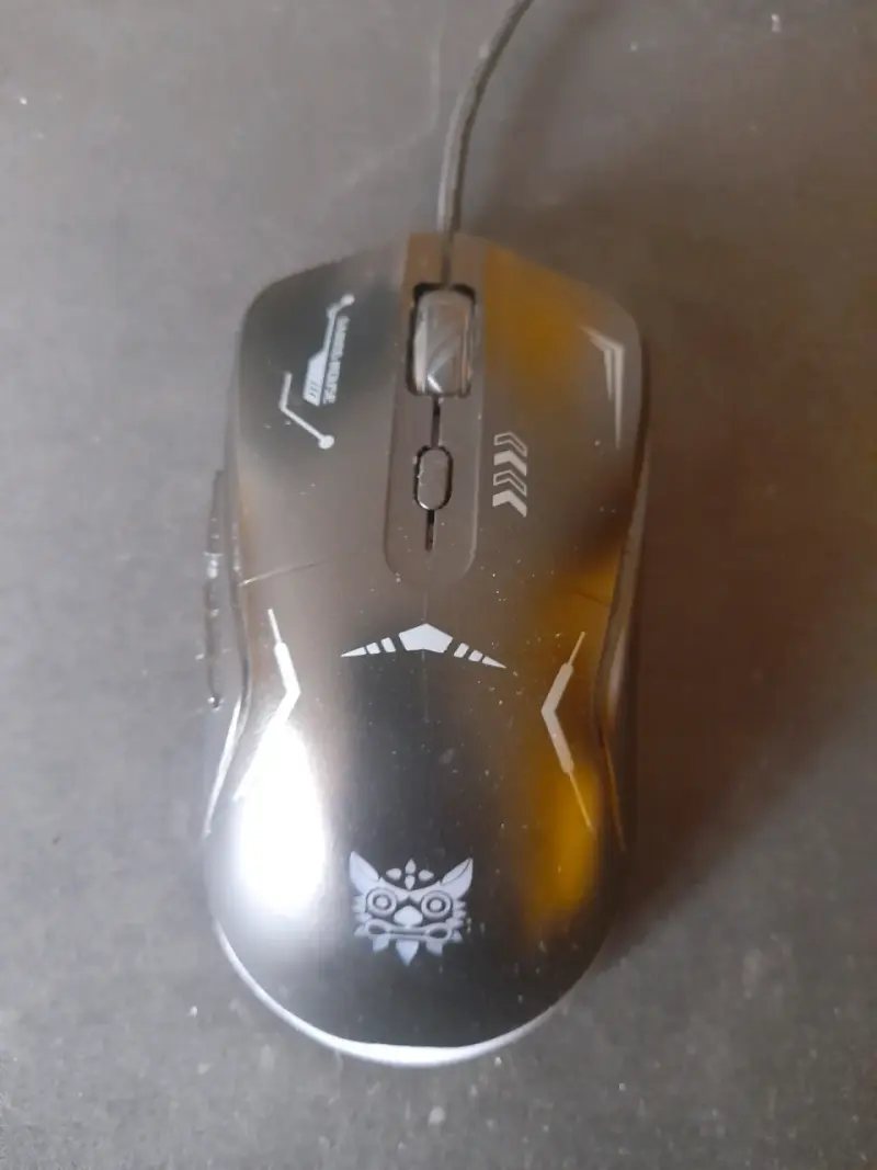 Mouse gamer con cable y diseño ergonómico