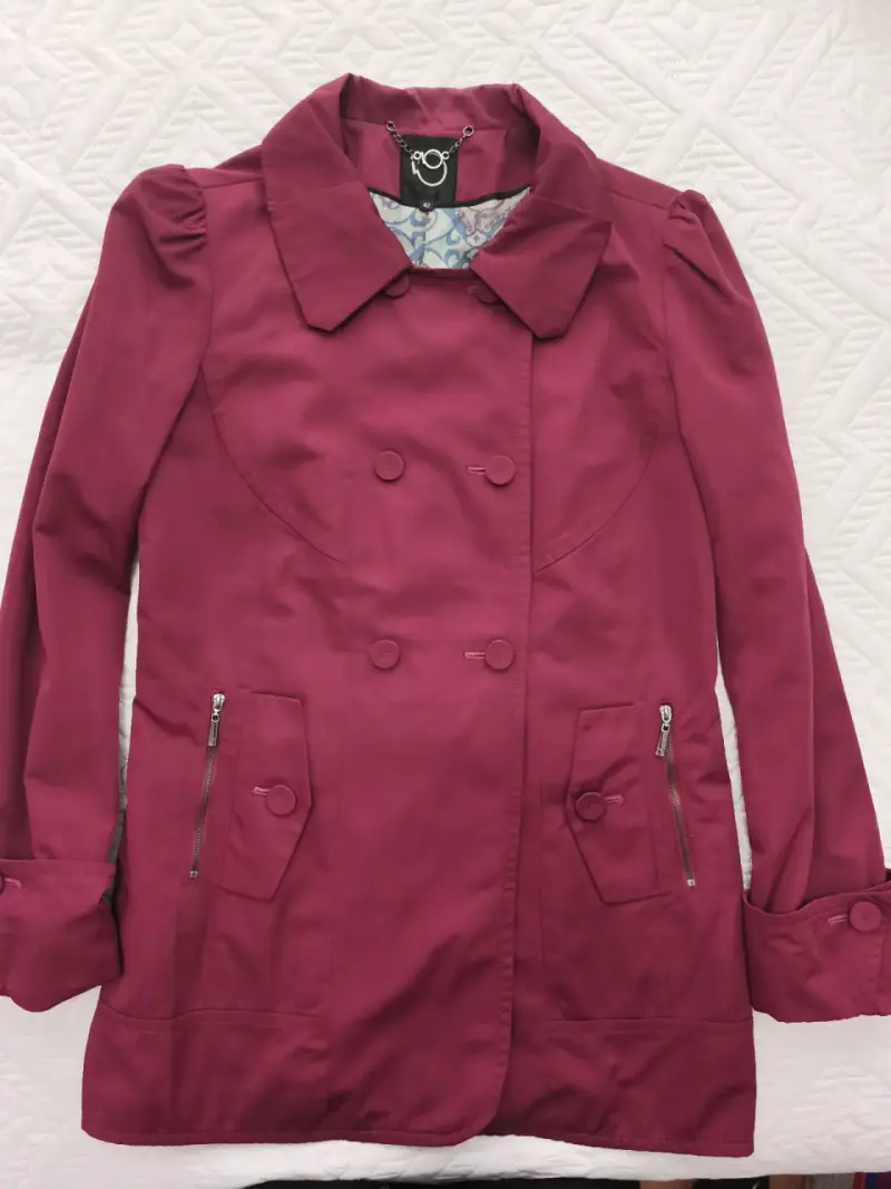 Abrigo rojo vino para mujer con diseño elegante - 1