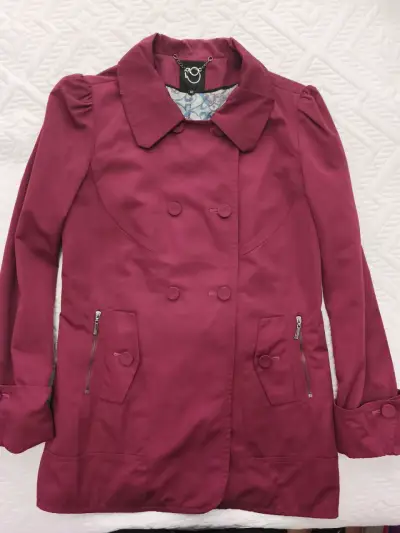 Abrigo rojo vino para mujer con diseño elegante - miniatura 1