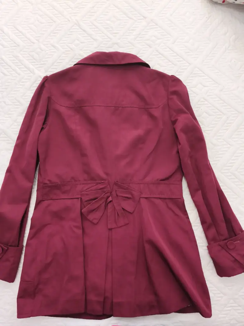 Abrigo rojo vino para mujer con diseño elegante - 2