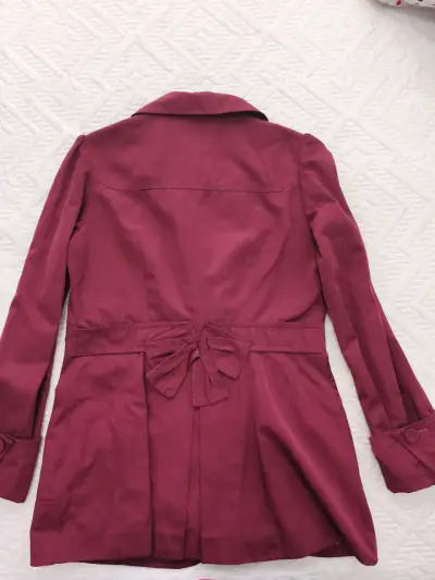 Abrigo rojo vino para mujer con diseño elegante - miniatura 2
