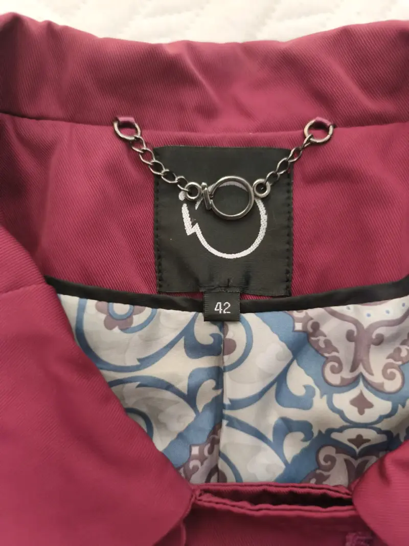 Abrigo rojo vino para mujer con diseño elegante - 3