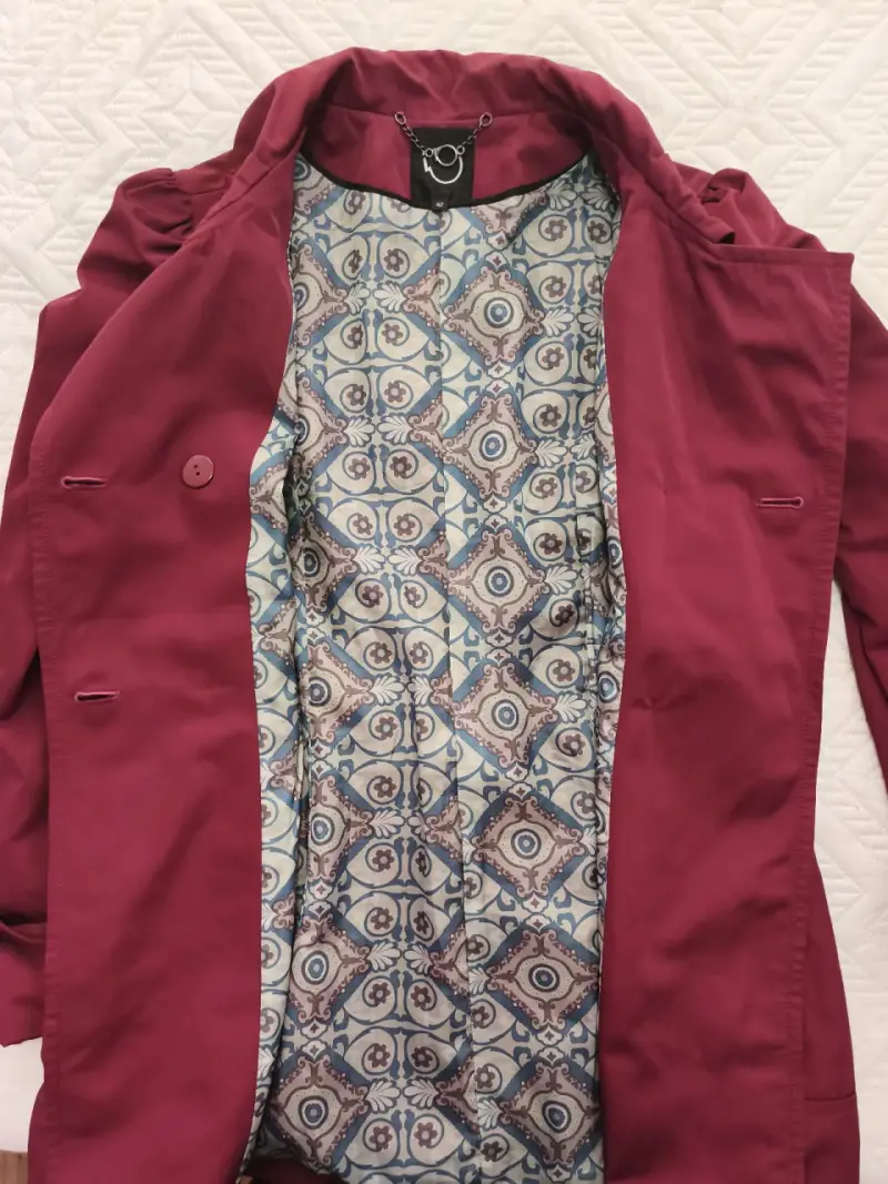 Abrigo rojo vino para mujer con diseño elegante - 4