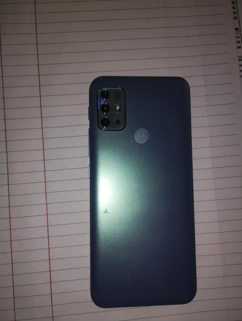 Smartphone Motorola con triple cámara y pantalla grande - 1
