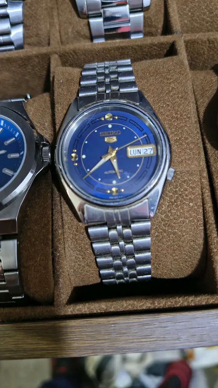 ⌚ Seiko 5 Automático – Dial Azul con Detalles Dora