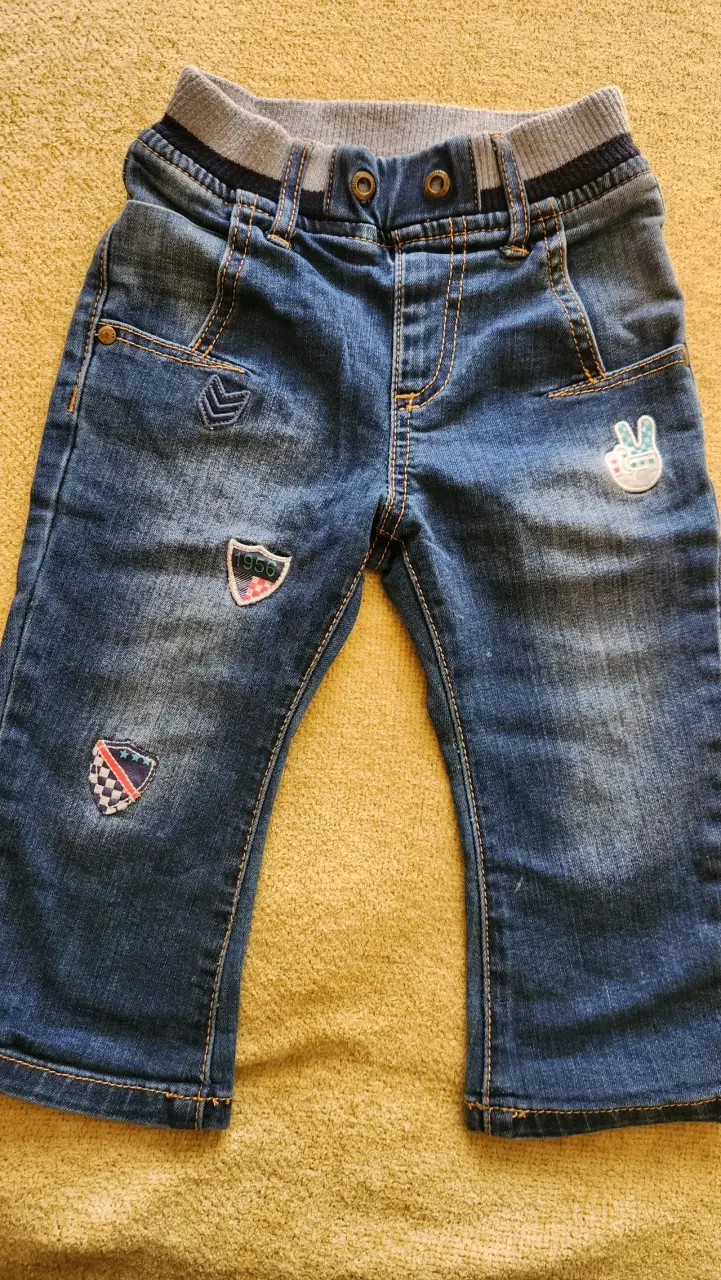 Jeans de bebé con parches decorativos - 1