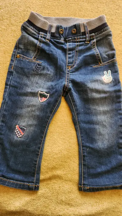 Jeans de bebé con parches decorativos - miniatura 1
