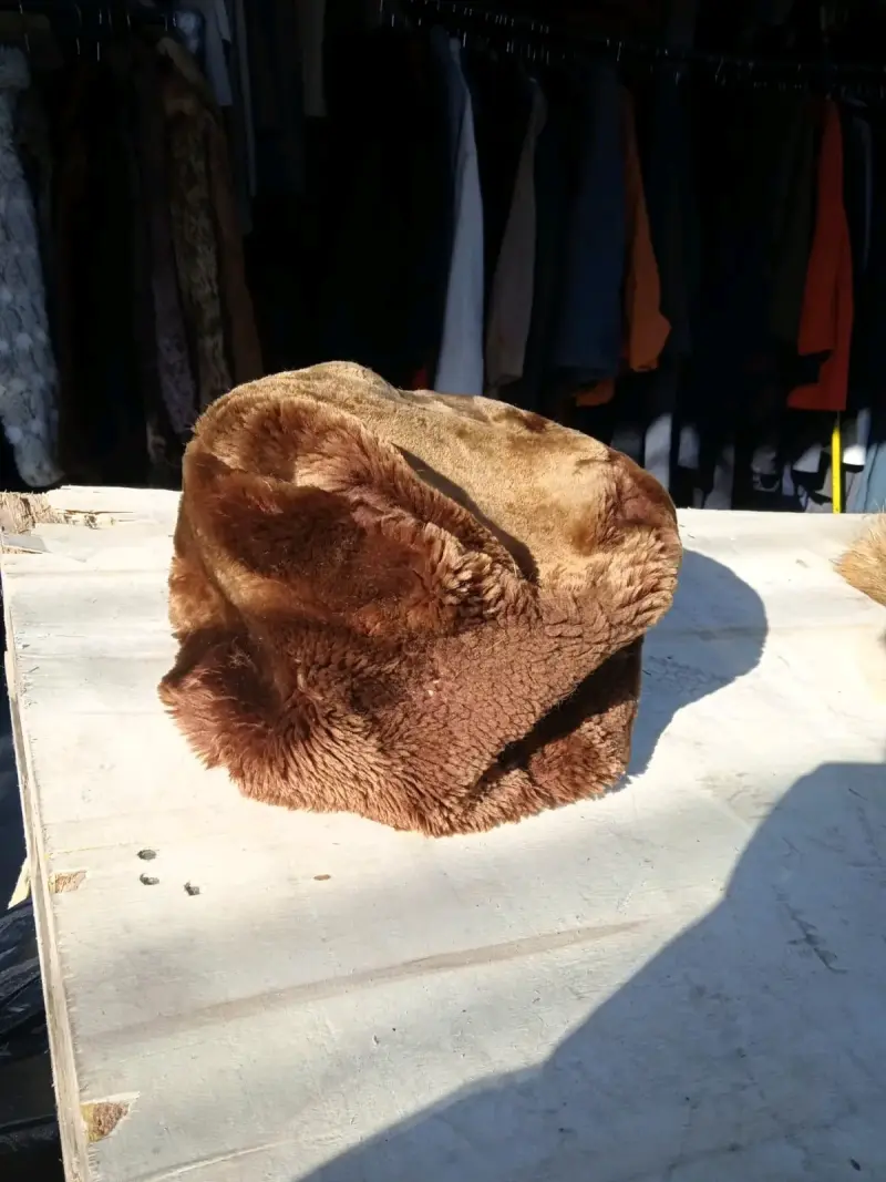 Gorro de piel genuia marrón para invierno