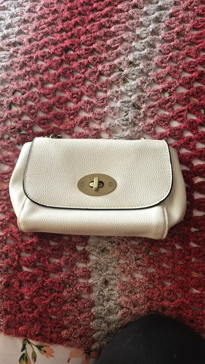 Cartera blanca de cuero sintético con cadena