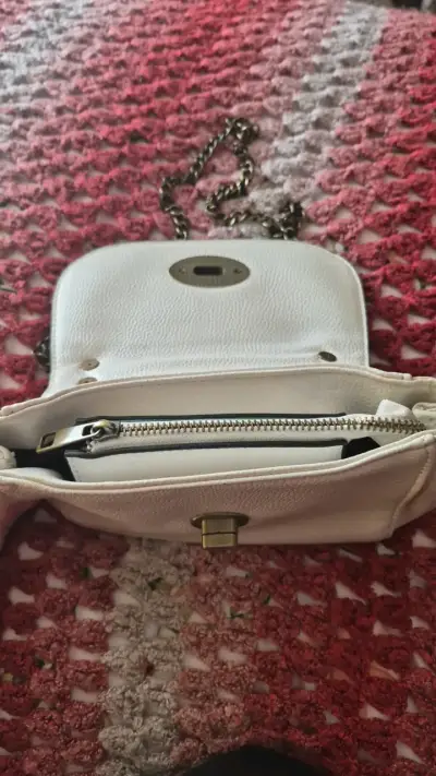 Cartera blanca de cuero sintético con cadena - miniatura 2