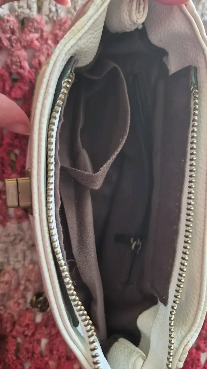Cartera blanca de cuero sintético con cadena - 3