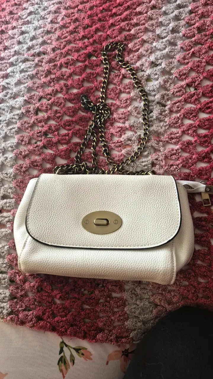Cartera blanca de cuero sintético con cadena - 4