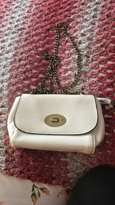 Cartera blanca de cuero sintético con cadena - miniatura 4