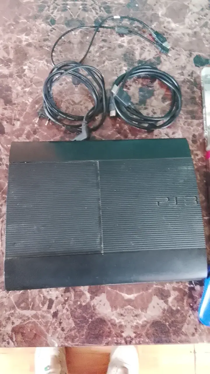 Consola PS3 con juegos y controles - 1