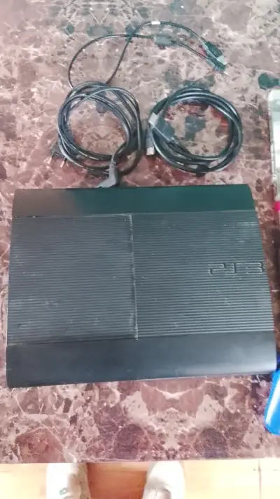 Consola PS3 con juegos y controles - miniatura 1