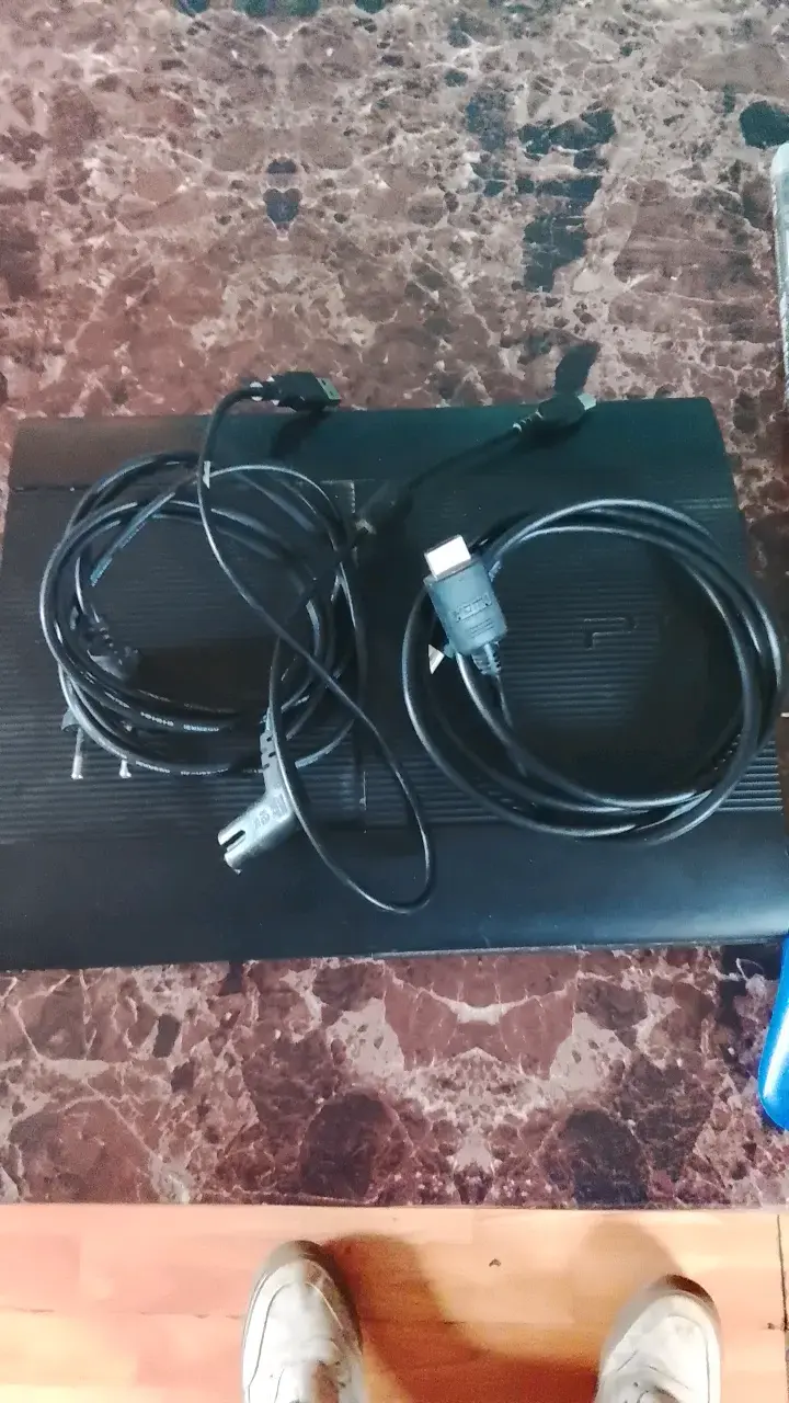 Consola PS3 con juegos y controles - 3