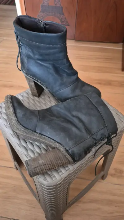 Botines de cuero negro con tacón alto - miniatura 1