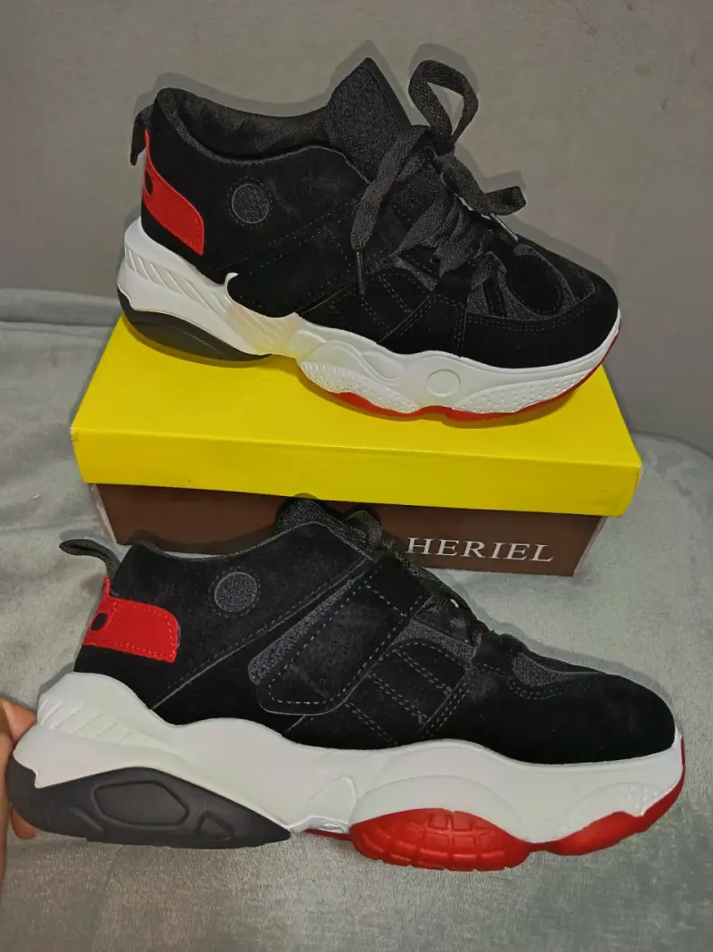 Zapatillas negras y blancas para mujer - 1