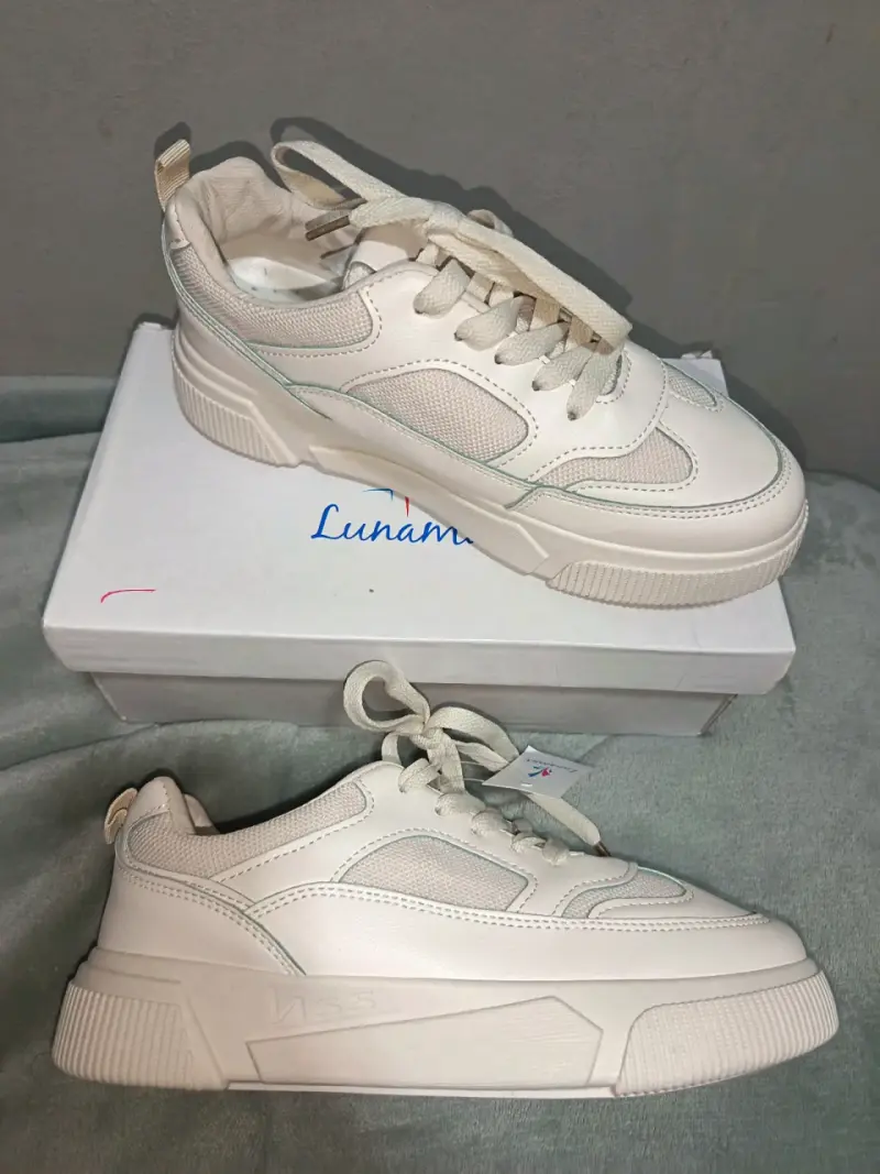 Zapatillas negras y blancas para mujer - 2