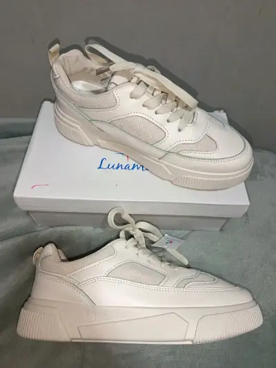 Zapatillas  negras y blancas para mujer - miniatura 2