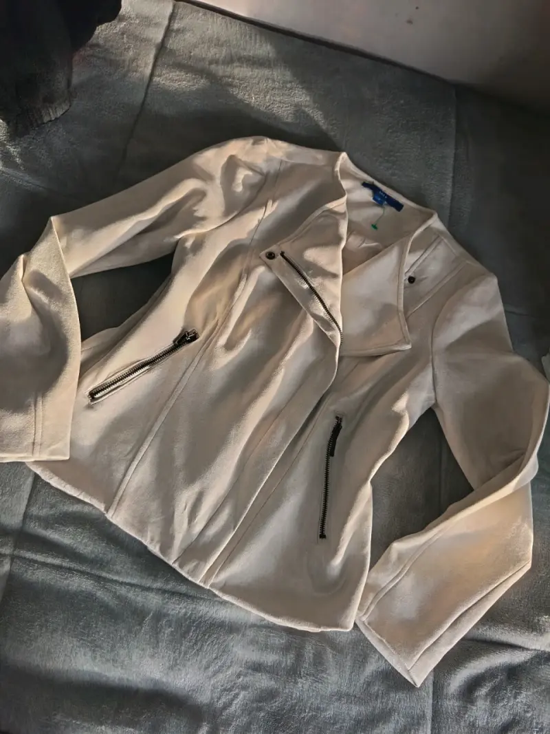 Chaqueta color beige con cierre