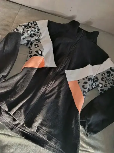Chaqueta polar con diseño animal print - miniatura 2