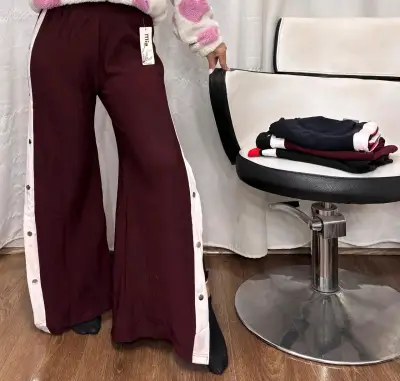 Pantalones anchos de mujer con botones laterales - miniatura 1