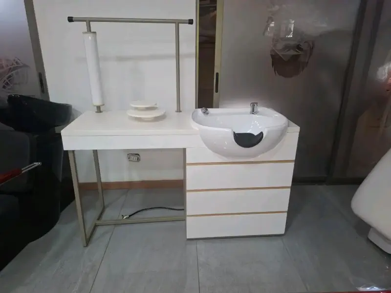 Lavacabezas de peluquería con mueble blanco