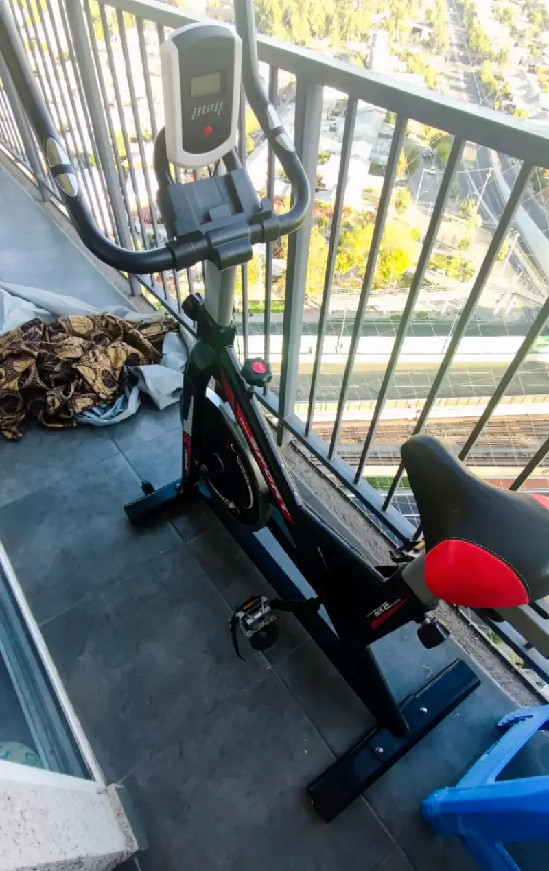 Bicicleta estática de ejercicio con monitor