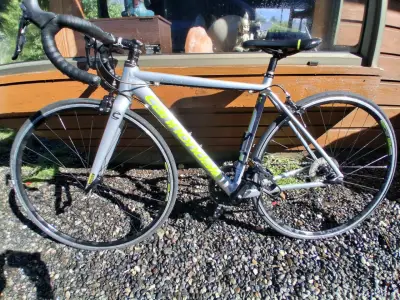 Bicicleta de carretera Cannondale gris - miniatura 1