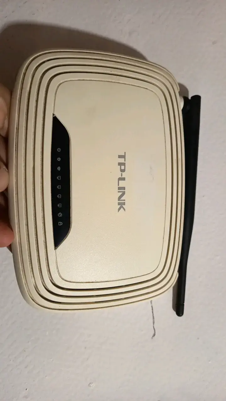 Router inalámbrico TP-Link con antena