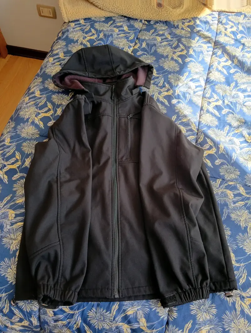 Chaqueta Softshell Negra con Capucha - 1