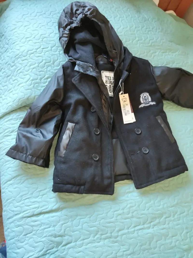 Abrigo infantil negro con capucha y parches