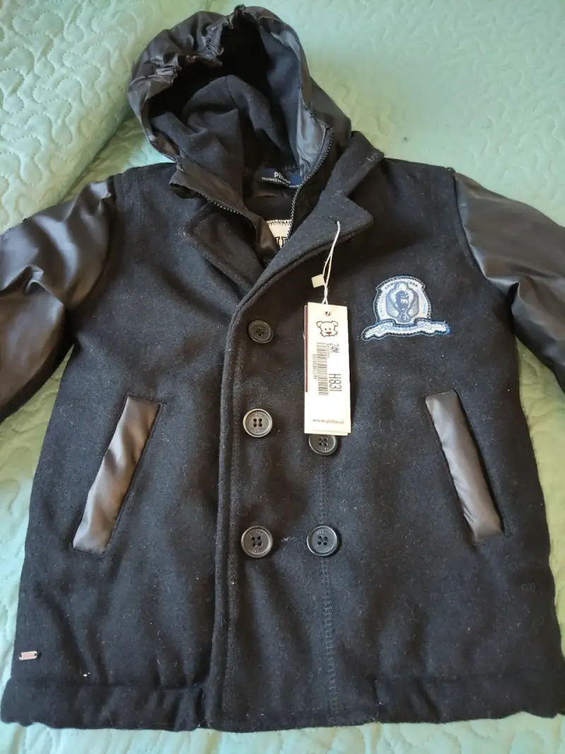 Abrigo infantil negro con capucha y parches - 2