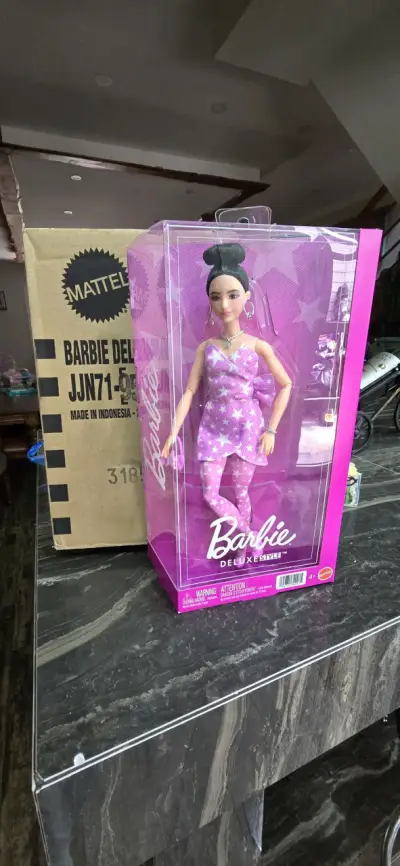 Muñeca Barbie Deluxe Style con Vestido Estrellado - miniatura 1