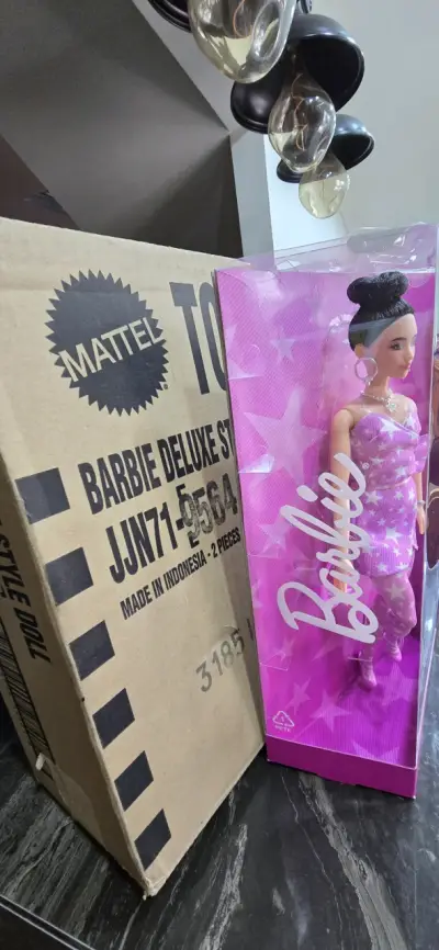 Muñeca Barbie Deluxe Style con Vestido Estrellado - miniatura 3