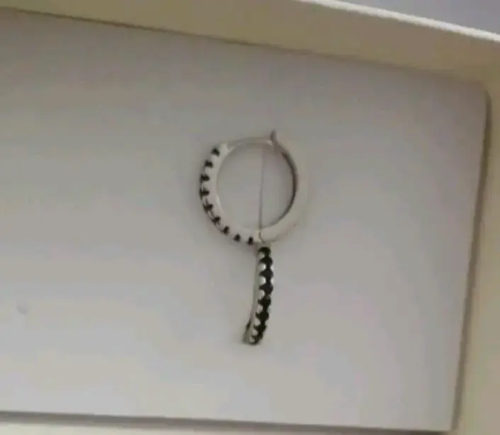 Aros de plata con diseño de piedras negras