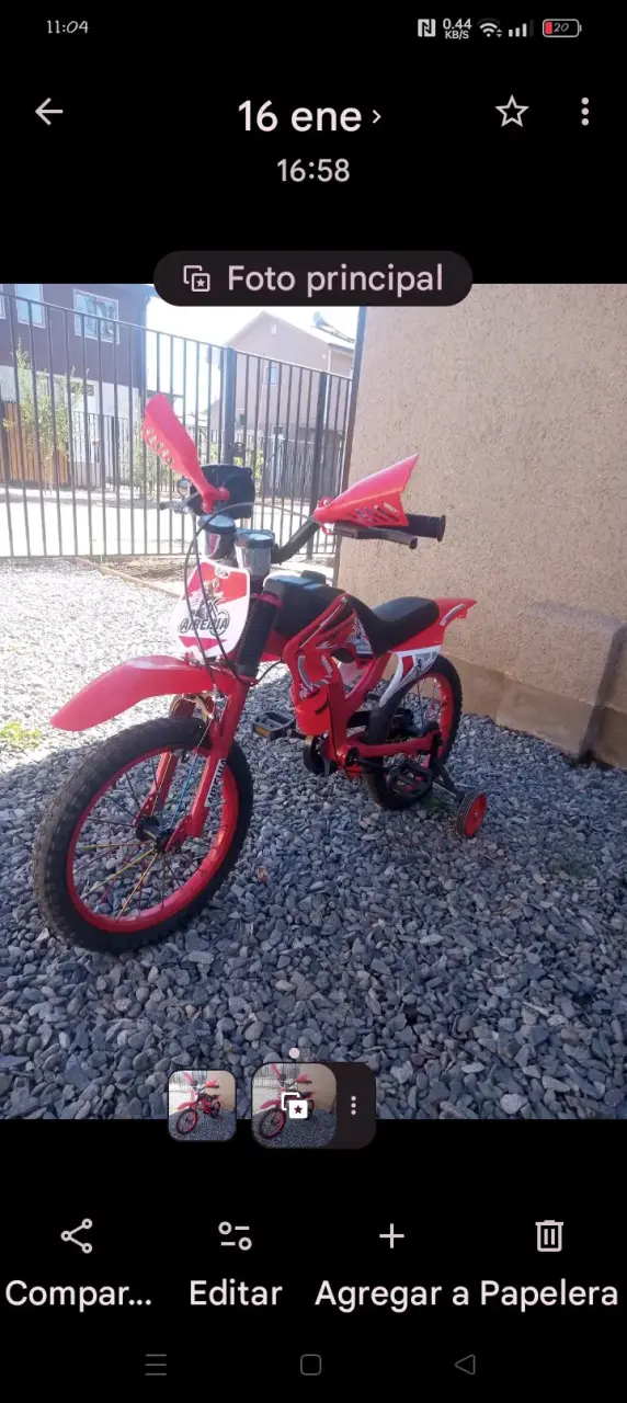 Bicicleta infantil roja con ruedas de entrenamiento - 1