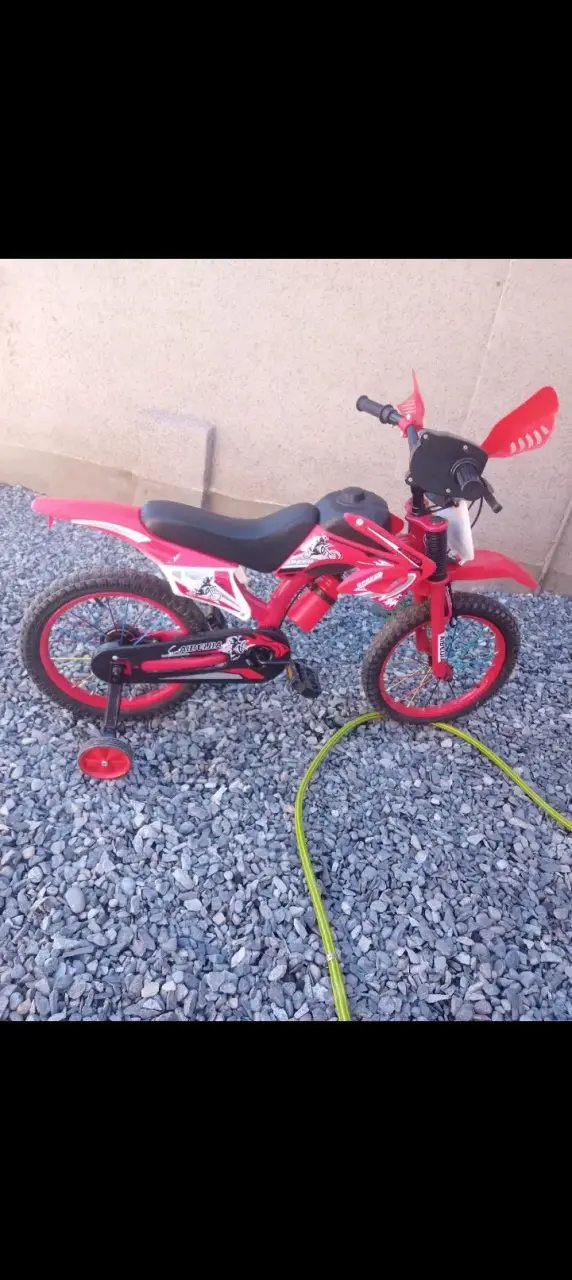 Bicicleta infantil roja con ruedas de entrenamiento - 2