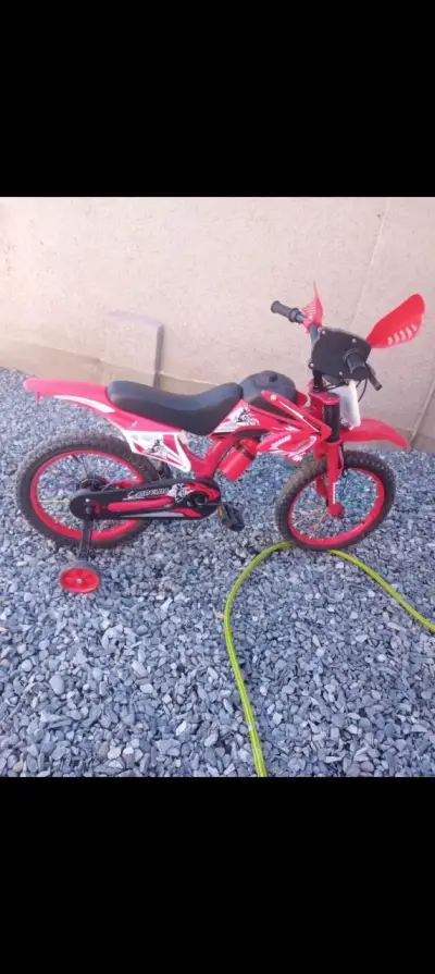 Bicicleta infantil roja con ruedas de entrenamiento - miniatura 2